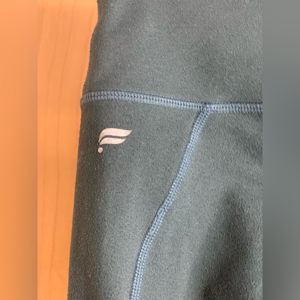 Fabletics Trinity Motion365 Mid-Rise Leggings. Size-X-Small - Picture 4 of 4